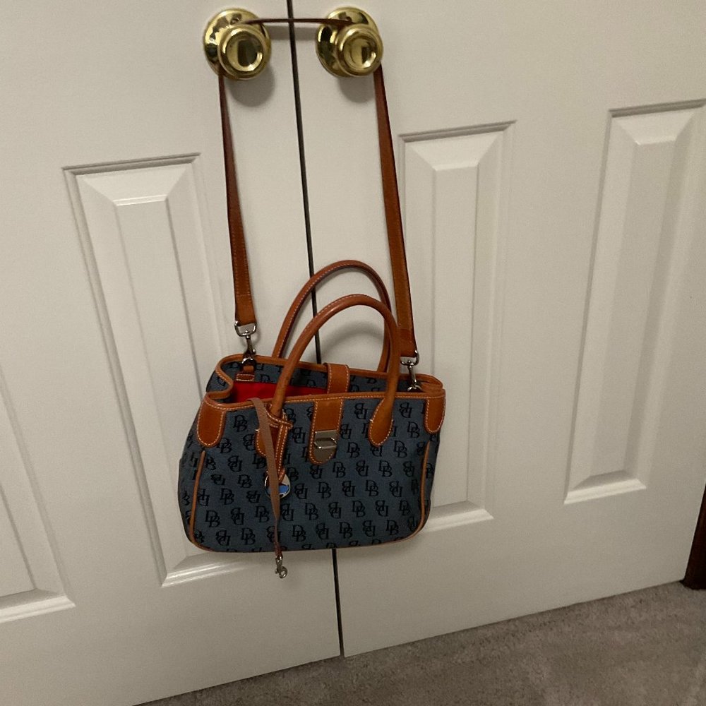 Dooney and Bourke signature 3 compartment crossbody handbag - Picture 3 of 6